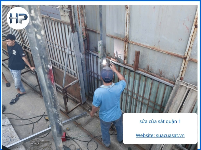 Nhu cầu sửa cửa sắt tại Quận 1: Vì sao cần thợ chuyên nghiệp?