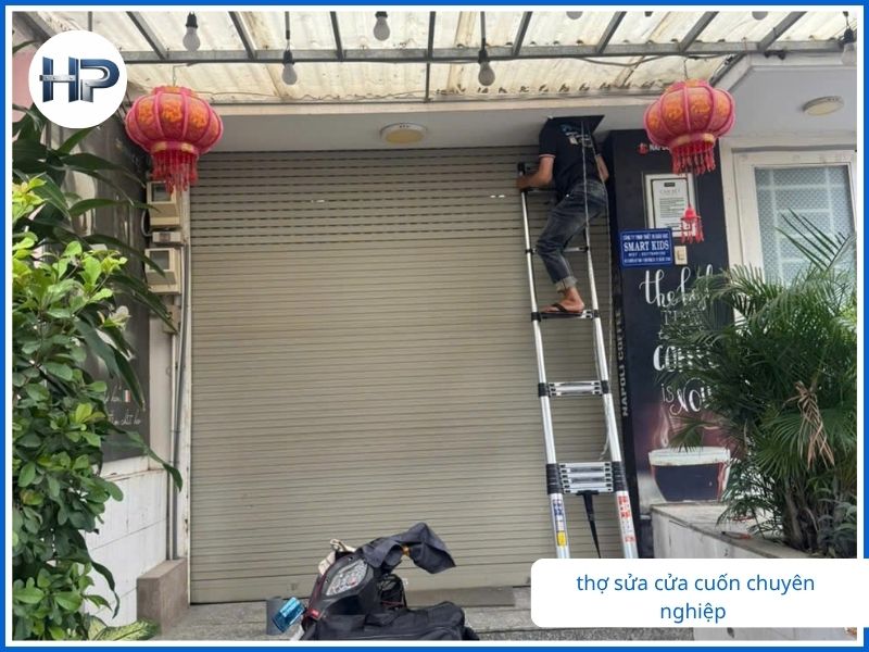 Tại sao cần gọi thợ sửa cửa cuốn Tân Bình chuyên nghiệp ngay lập tức