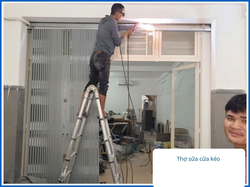Đội ngũ thợ sửa cửa kéo chuyên nghiệp, tận tâm