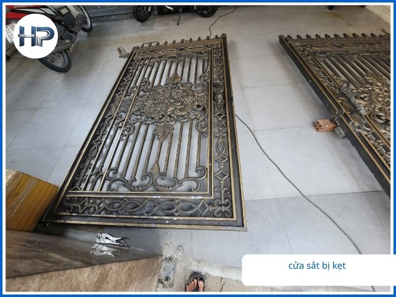 Dấu hiệu nhận biết đã đến lúc bạn cần sửa cửa sắt tại nhà ngay lập tức