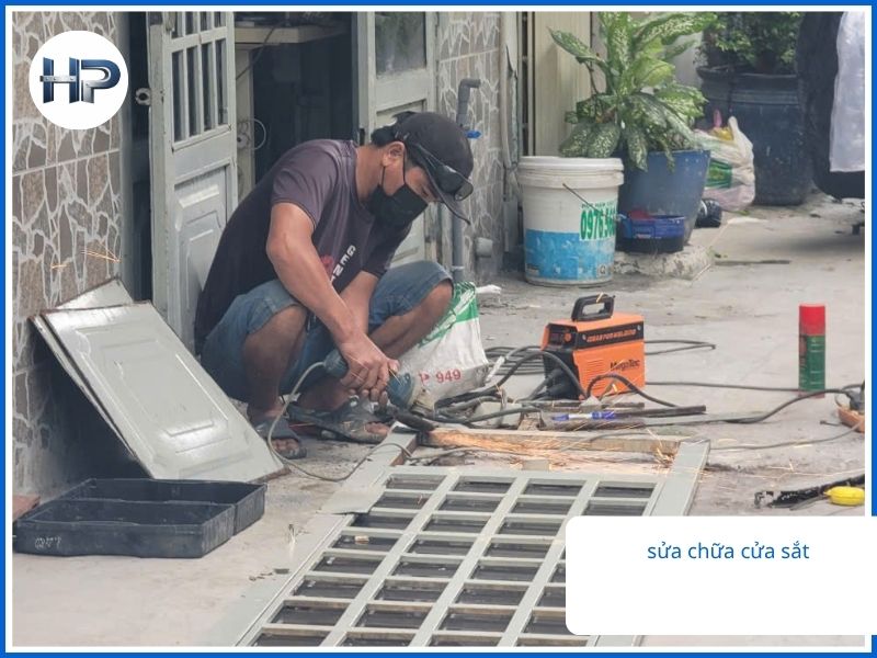 Các hạng mục chính trong dịch vụ sửa cửa sắt tại nhà TP.HCM