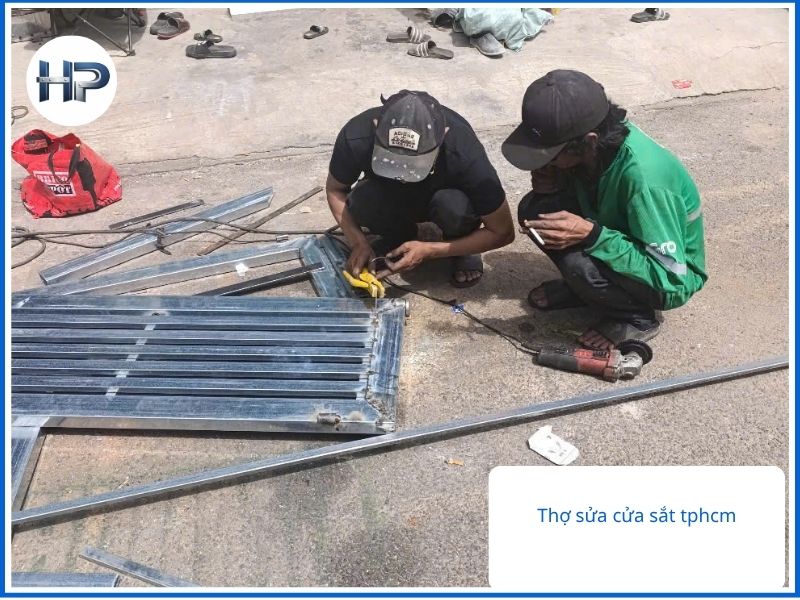 Giải đáp các thắc mắc phổ biến về dịch vụ sửa cửa sắt tại nhà