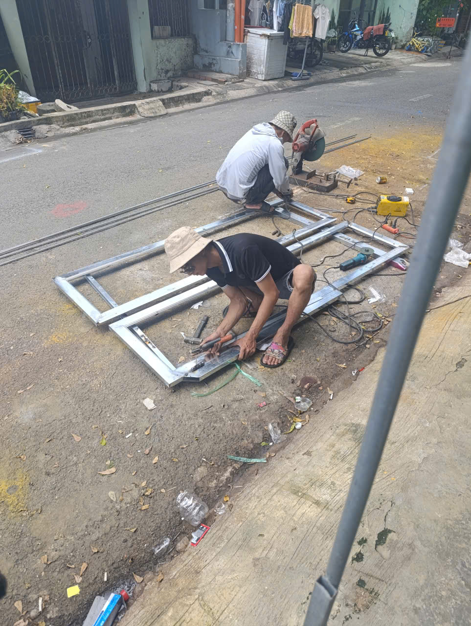 Thợ sửa cửa sắt quận 3