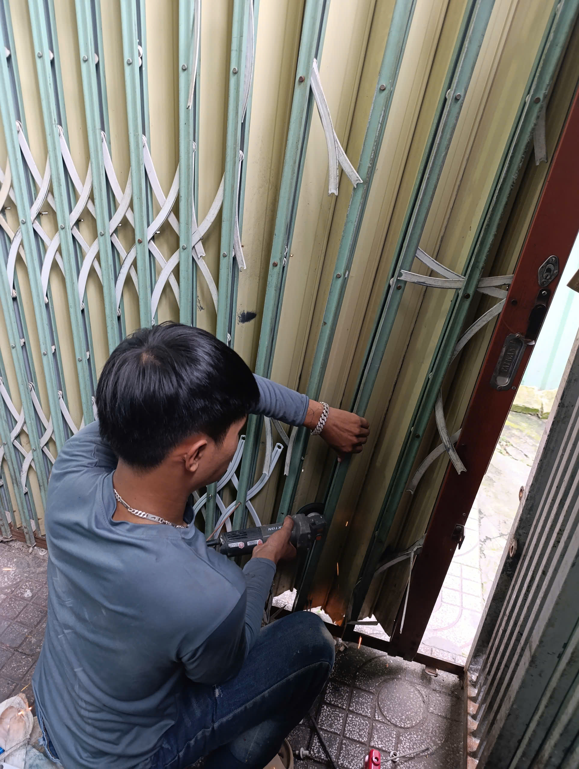 Sửa Cửa Kéo Sắt– Tận Nơi Tại TP.HCM