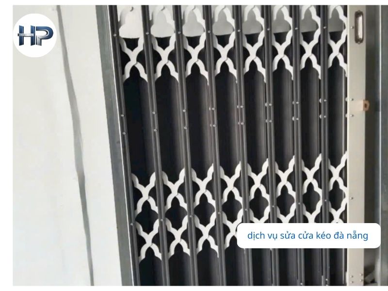 Hòa Phát cam kết mang đến mức giá cạnh tranh nhất thị trường miền Trung. Bảng giá sửa cửa kéo Đà Nẵng 2026 của chúng tôi luôn minh bạch, rõ ràng và không phát sinh chi phí ẩn. Tùy vào mức độ hư hỏng và loại linh kiện, đơn giá sẽ dao động từ 150.000đ – 400.000đ.
