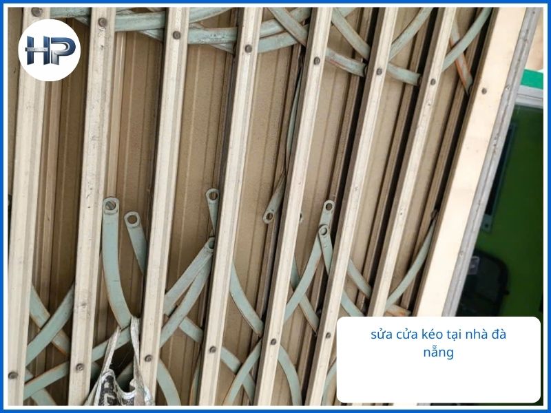 Để giúp khách hàng yên tâm hơn, Hòa Phát đã tổng hợp những thắc mắc phổ biến nhất về dịch vụ sửa cửa kéo tại nhà ở Đà Nẵng. Dưới đây là giải đáp chi tiết: