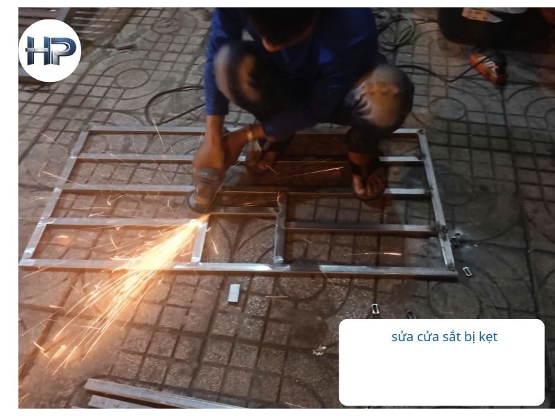 Khi nào bạn cần gọi thợ sửa cửa sắt tại nhà ngay lập tức?