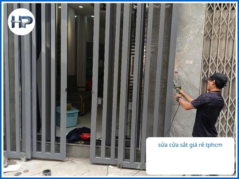 Giải đáp thắc mắc: Sửa cửa sắt hay thay mới?