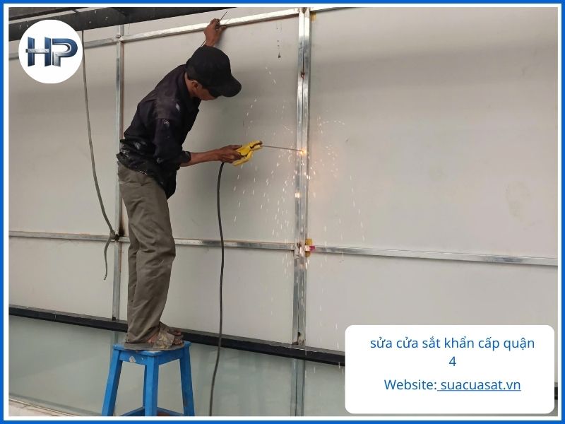 Hòa Phát thông thuộc địa bàn như lòng bàn tay. Chúng tôi phục vụ tại tất cả 15 phường và các tuyến đường huyết mạch của Quận 4. Dù bạn ở mặt tiền hay trong hẻm sâu, thợ sửa cửa sắt tại nhà quận 4 đều đến tận nơi.