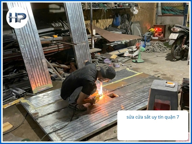 Đội ngũ sửa cửa sắt uy tín tại Quận 7 thi công cẩn thận, đảm bảo cửa sắt hoạt động bền bỉ và an toàn lâu dài.
