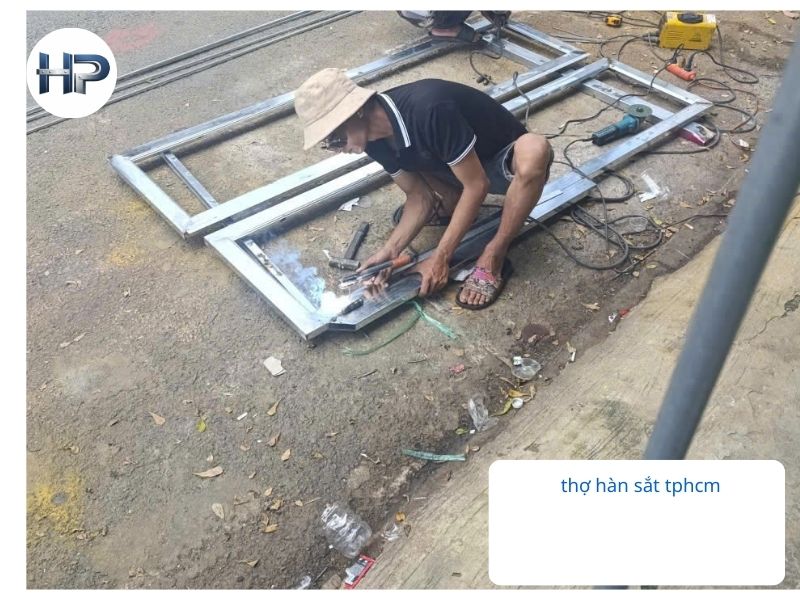 Nhu cầu tìm thợ sửa cửa sắt tại nhà hiện nay