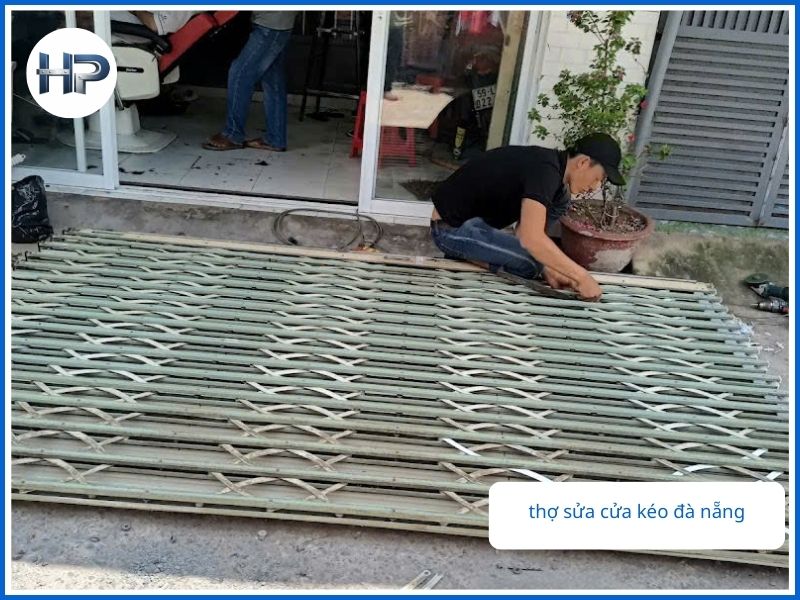 Đừng để bộ cửa hỏng làm ảnh hưởng đến tiến độ công việc và sự an toàn của gia đình bạn. Hãy để đội ngũ kỹ thuật viên của Hòa Phát giúp bạn xử lý mọi sự cố một cách chuyên nghiệp nhất. Chúng tôi tự hào là đơn vị sửa cửa kéo Đà Nẵng tin cậy của hàng nghìn khách hàng.