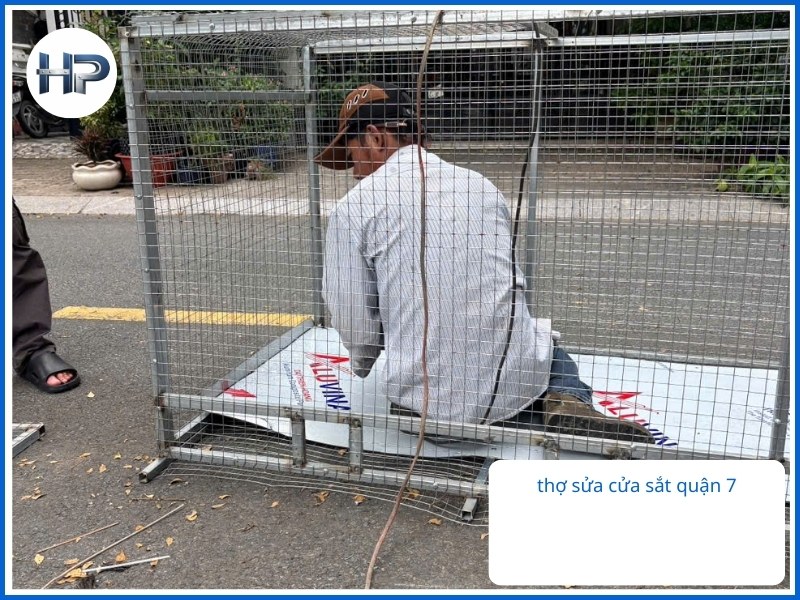 Thợ sửa cửa sắt tại Quận 7 kiểm tra và điều chỉnh cửa sắt bị lệch bản lề, đảm bảo đóng mở êm ái, an toàn.