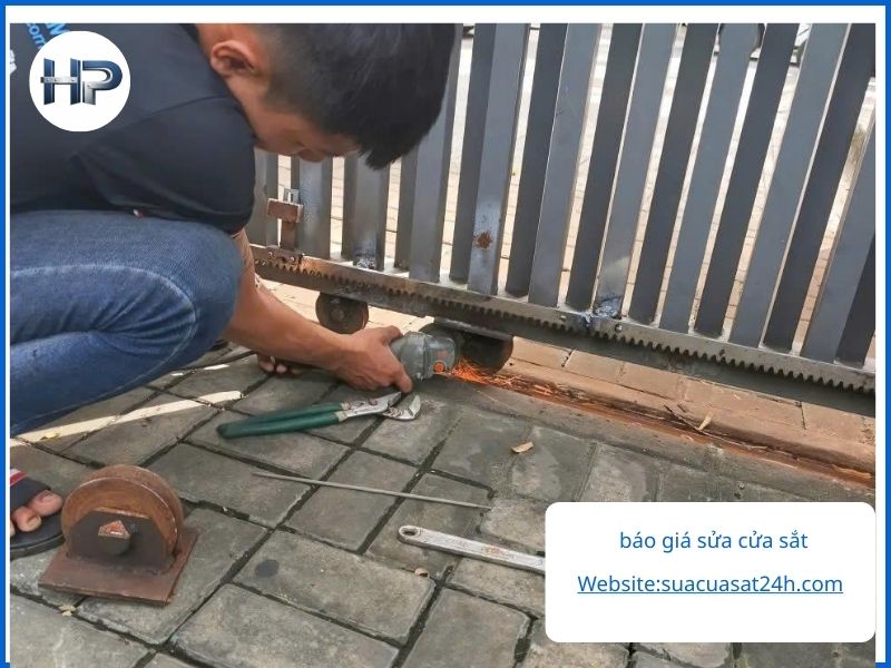 Liên hệ thợ sửa cửa sắt Hòa Phát ngay hôm nay