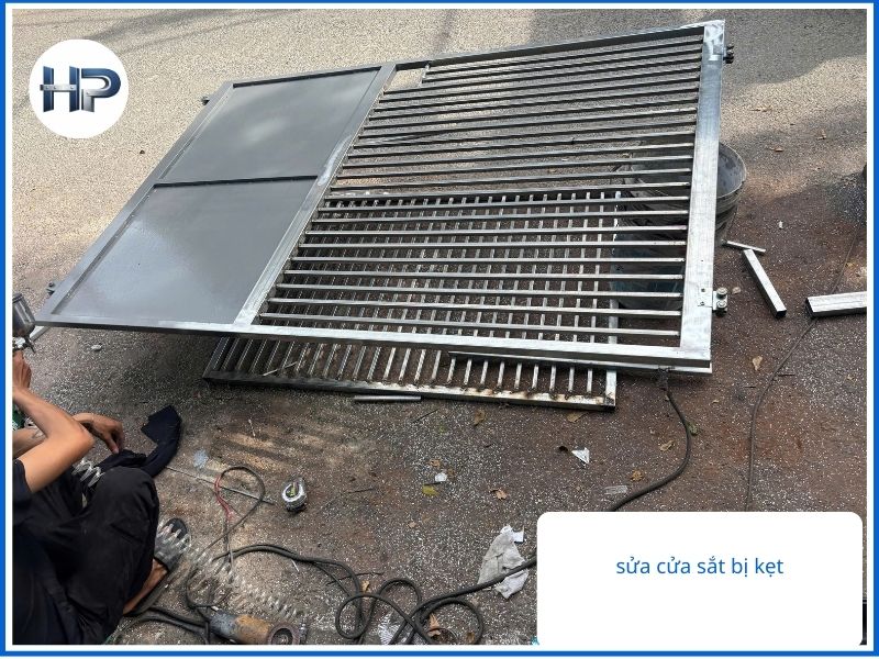 Bảng giá sửa cửa sắt tại Hóc Môn (Cập nhật 2026)