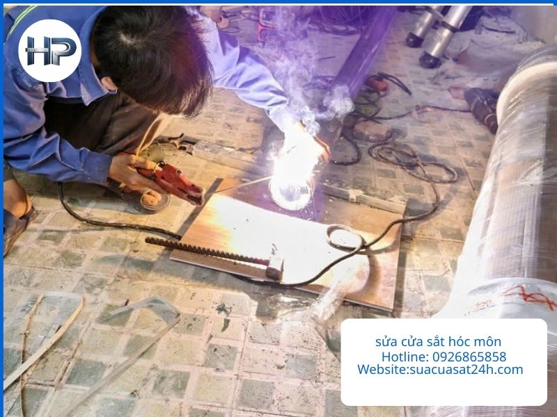 Dịch vụ sửa cửa sắt chuyên nghiệp tại Cơ Khí Hòa Phát