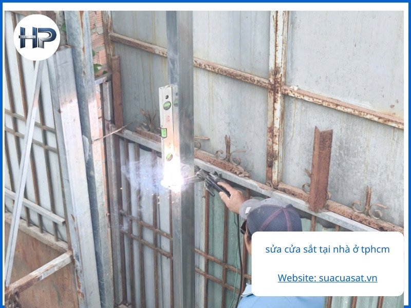 sửa cửa sắt bị xệ cánh tại Bình Chánh