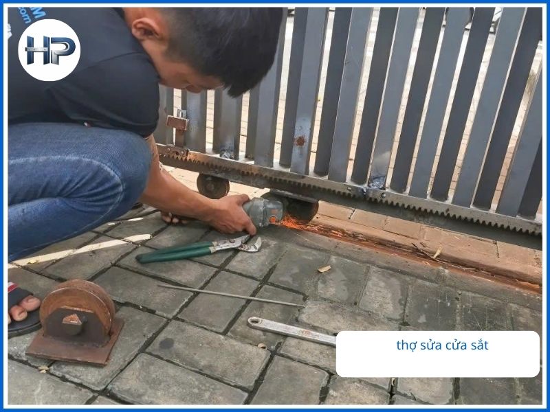 Sửa Cửa Sắt Quận 12: Dịch Vụ Uy Tín, Thợ Giỏi Có Mặt Sau 15 Phút