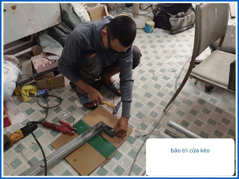 Thợ Sửa Cửa Kéo Hóc Môn Tay Nghề 10 Năm – Chuyên Xử Lý Cửa Sập Ray, Gãy Nhíp