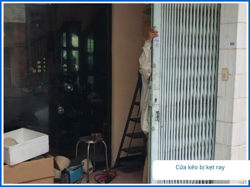Khi Nào Cần Gọi Thợ Sửa Cửa Kéo Củ Chi Ngay Để Tránh Nguy Hiểm
