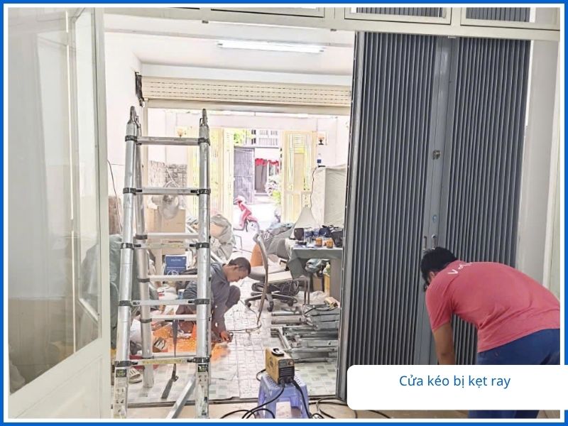 Những Dấu Hiệu Cảnh Báo Bạn Cần Gọi Thợ Sửa Cửa Kéo Nhà Bè Ngay Lập Tức