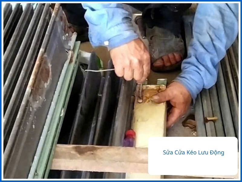 Làm Sao Để Thuê Được Thợ Sửa Cửa Kéo Thủ Đức Uy Tín, Không Lo Bị "Hét Giá"