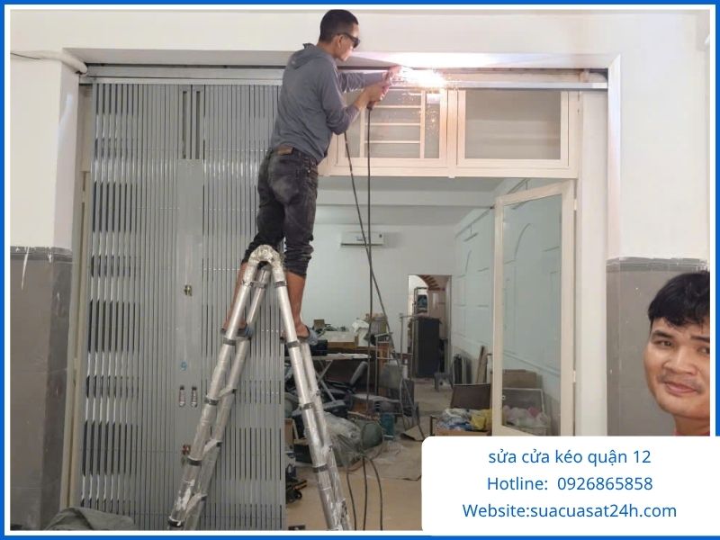 Sửa Cửa Kéo Quận 12 Uy Tín: Đến Ngay Sau 15 Phút – Giá Rẻ – Bảo Hành Dài