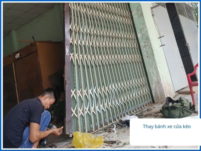 Chi Tiết Các Hạng Mục Sửa Cửa Kéo Quận 12: Báo Giá Rõ Ràng, Không Phát Sinh