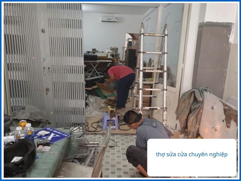 Sửa Cửa Kéo Hòa Phát: Đội Cứu Hộ Lưu Động Xuyên Đêm Tại Mọi Ngõ Ngách Hóc Môn