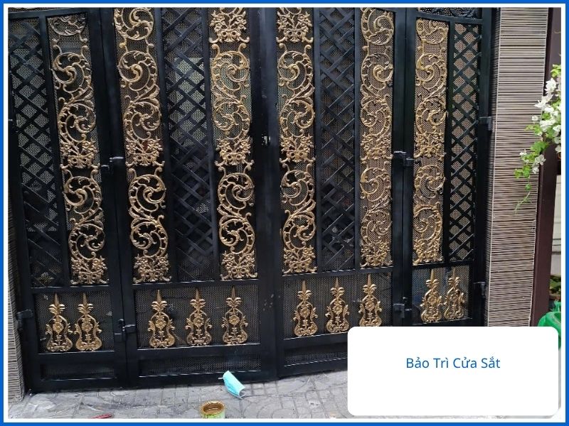 Bảo trì cửa sắt định kỳ bằng cách tra dầu, siết ốc và kiểm tra bản lề giúp hạn chế tình trạng xệ và lệch cánh.
