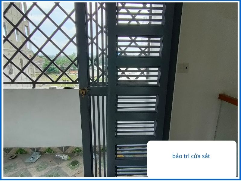 Kiểm tra bảo trì cửa sắt định kỳ tại nhà để đảm bảo an toàn.