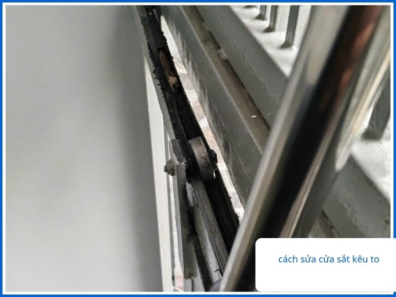 Tình trạng cửa sắt bị kêu rít và kẹt rít khó chịu