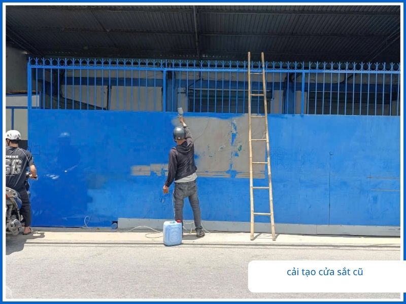 Quy trình cải tạo cửa sắt cũ bị rỉ sét mài mòn cho nhà xưởng công ty.