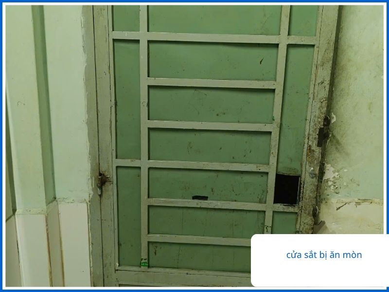 Nhận biết sớm dấu hiệu cửa sắt bị oxy hóa như xuất hiện đốm nâu, bong sơn, ăn mòn bản lề và phát tiếng kêu khi sử dụng.