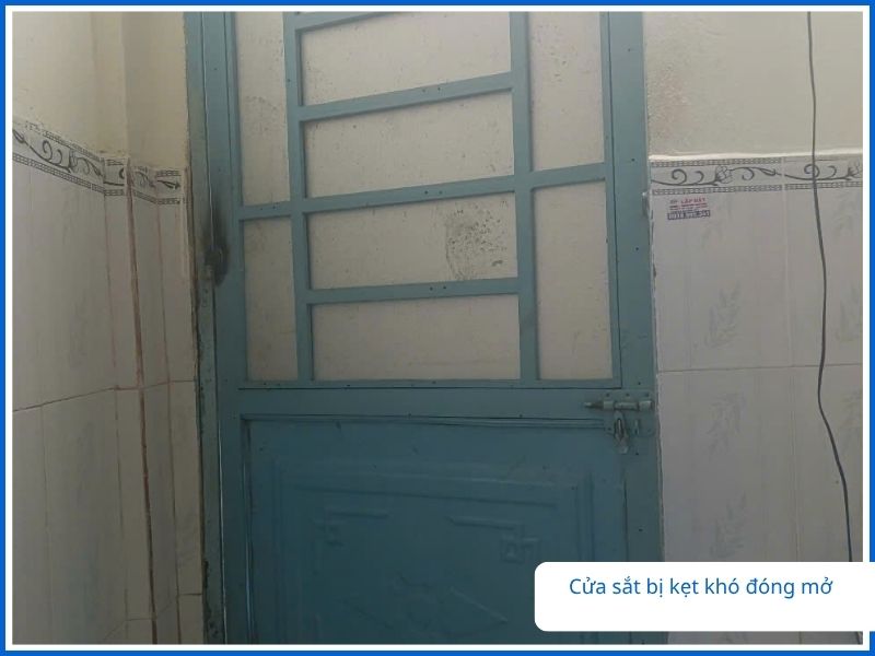Hiện trạng cửa bị kẹt khó đóng mở do cánh cửa bị xệ chạm sàn.