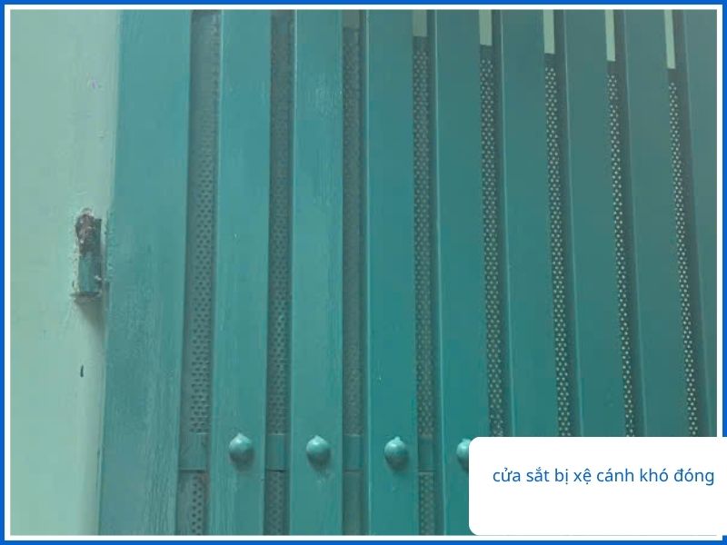 Cửa sắt bị lệch bản lề lâu ngày có thể gây hư hỏng khung, gãy bản lề và mất an toàn cho người sử dụng.