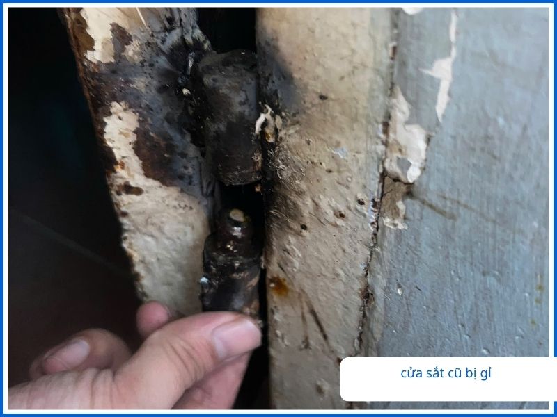 Tìm hiểu nguyên nhân khiến cửa sắt bị rỉ sét nhanh như môi trường ẩm thấp, nước mưa, lớp sơn bong tróc hoặc sử dụng sắt kém chất lượng.