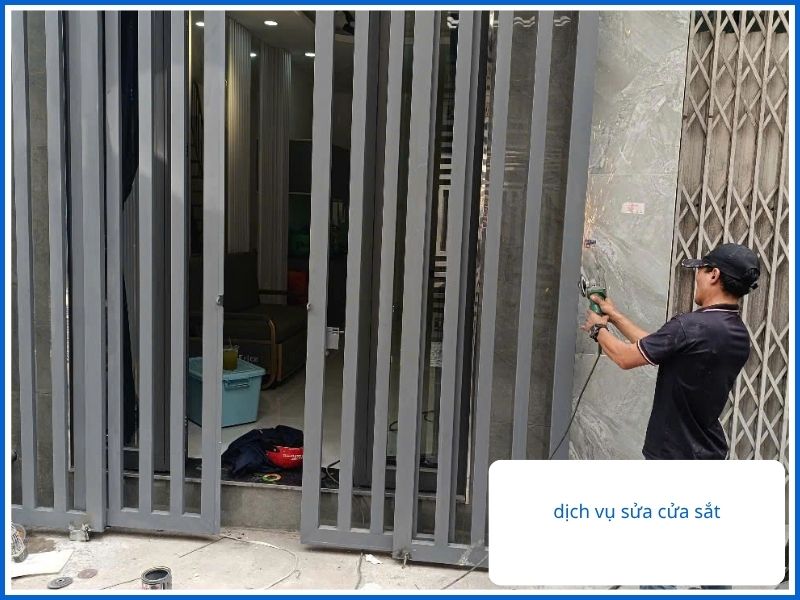 Dịch vụ sửa cửa sắt bị lệch bản lề tận nơi, phục vụ nhanh 24/24 tại 24 quận huyện, hỗ trợ xử lý mọi sự cố cửa sắt.