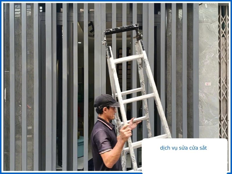 Thợ chuyên nghiệp của dịch vụ sửa cửa sắt Hòa Phát đang hàn gia cố bản lề.