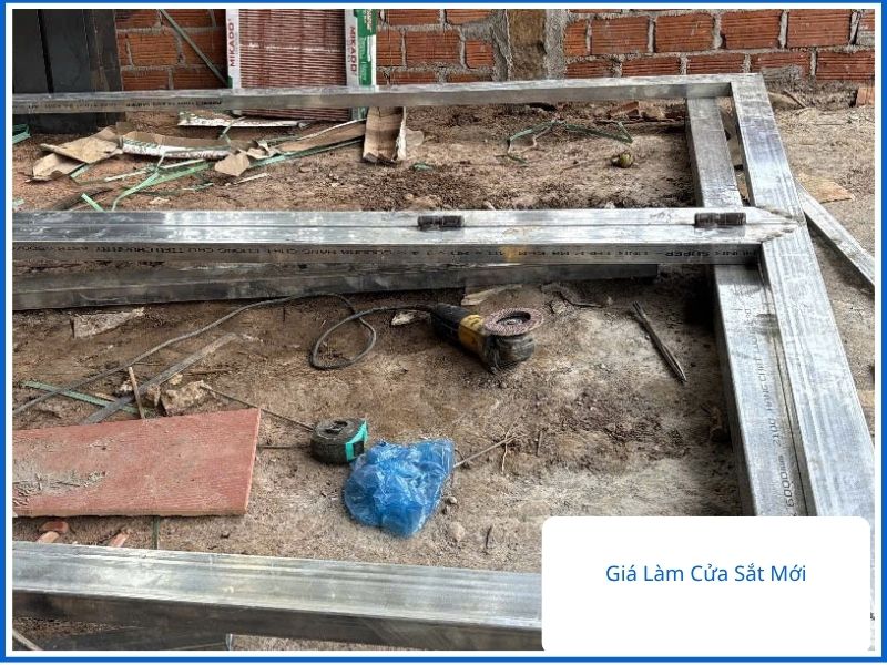 Các hệ khung bao cửa sắt hộp pano 4 cánh vừa được thợ hàn định hình chắc chắn