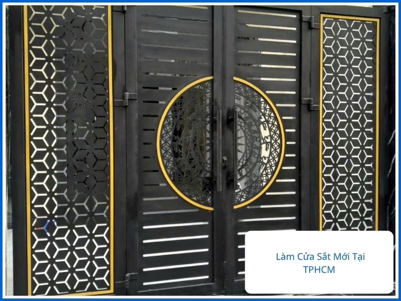 Cửa cổng sắt 4 cánh hiện đại màu đen phối tấm CNC tròn hoa văn mạ vàng độc đáo