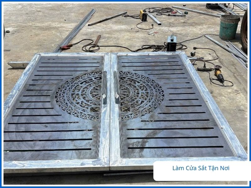Mẫu cánh cửa cổng sắt hộp phối hoa văn CNC tròn đang được gia công định hình tại xưởng