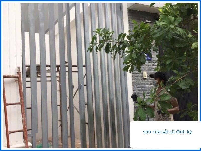 Thực hiện sơn cửa sắt cũ định kỳ để ngăn chặn quá trình oxy hóa lõi kim loại.