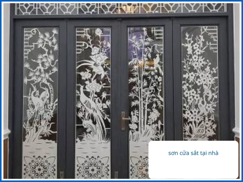 Thợ đang tiến hành sơn cửa sắt tại nhà cho khách hàng bằng dòng sơn dầu cao cấp.