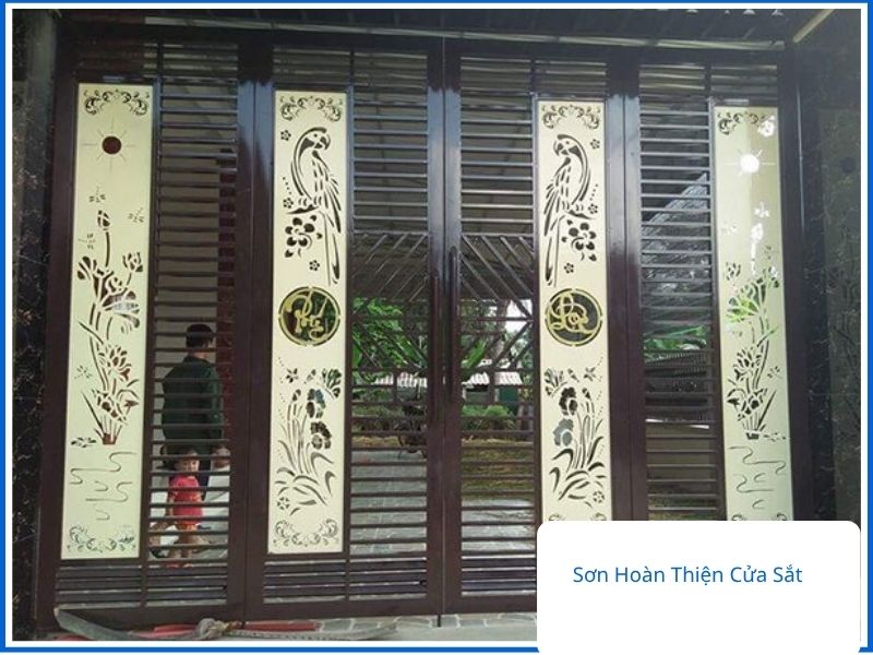 Hệ cửa cổng sắt sơn tĩnh điện màu trắng điểm xuyết hoa văn vẽ tay nghệ thuật nổi bật
