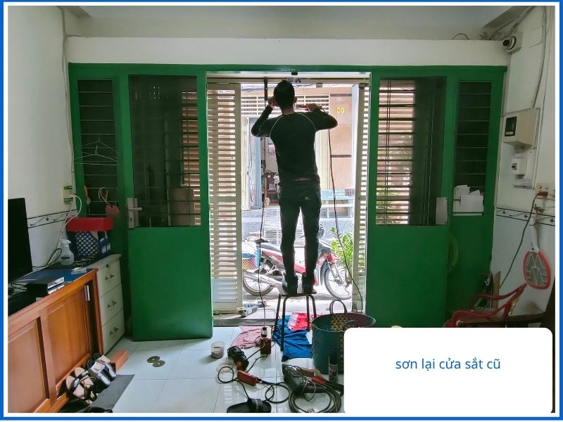 Cửa sắt bị rỉ sét lâu ngày có thể gây xệ cánh, gãy bản lề và tiềm ẩn nguy cơ mất an toàn cho người sử dụng.