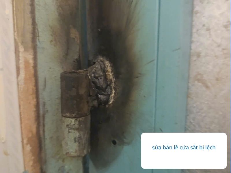 Cận cảnh quy trình sửa bản lề cửa sắt bị lệch cối xoay chịu lực.