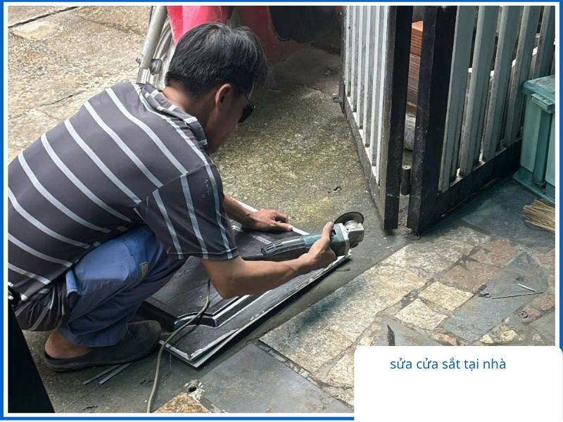 Thợ đang dùng máy cắt cầm tay để sửa cửa sắt tại nhà cho khách hàng TPHCM.