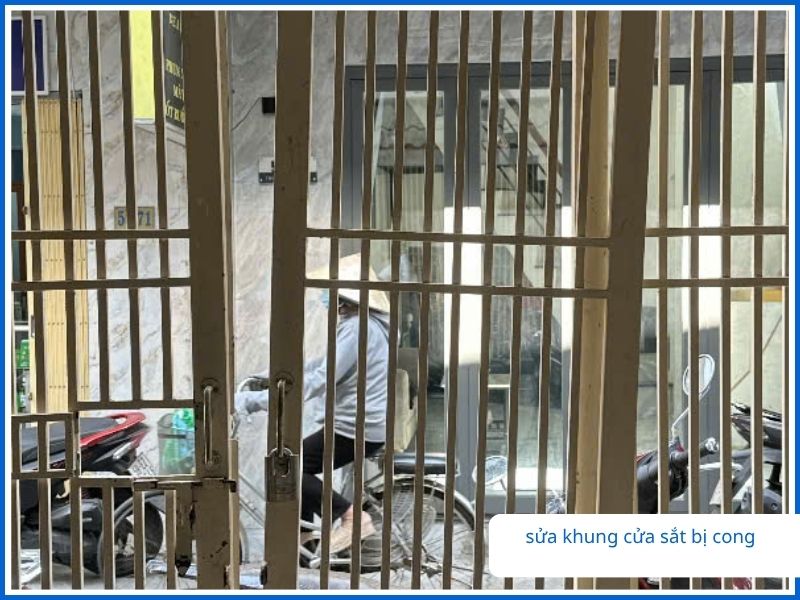 Khung bao sắt hộp kiên cố được thợ sửa khung cửa sắt bị cong vuông góc.