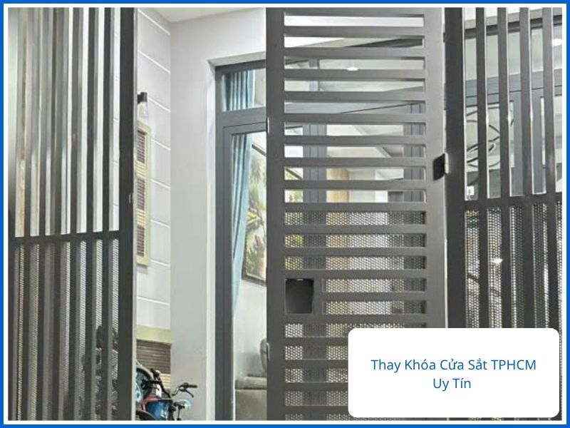Lắp đặt hoàn thiện ổ khóa tay gạt trên hệ thống cửa sắt hộp đố dọc màu xám tại TPHCM